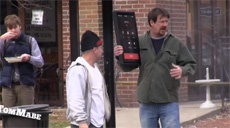 Воров жестоко проучили: они украли смартфон-электрошокер