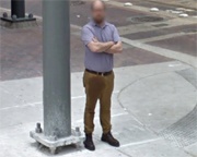 Намочивший брюки мужчина попал в кадр Google Street View