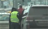 В Интернет попало видео, как гаишники приглашают водителей к себе в машину и отпускают без протоколов