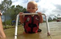 Хит Интернета: 7-месячный ребенок катается на водных лыжах
