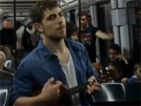 Мужчина стал звездой Интернета, пропев свое резюме в метро