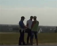 В интернете появилось видео, как гаишники Донбасса отобрали у водителя телефон