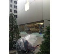 Японец будет жить 9 дней возле магазина в очереди за iPhone