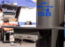 В Киеве появились «умные» остановки с USB-зарядкой и беспроводным интернетом