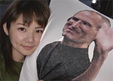 Жительница Токио пришла в Apple Store с подушкой с изображением Стива Джобса