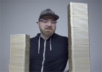 Блогеры собрали башню из 108 iPhone и сыграли в дженгу