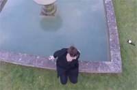 Девушка свалилась в фонтан в попытке состроить подходящее для селфи лицо