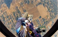 Хит Интернета: Мужчина использовал большой зонт вместо парашюта