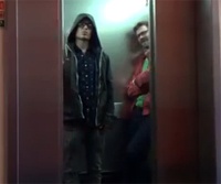 Розыгрыш в лифте стал хитом Интернета