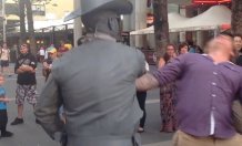 Хит Интернета: "Живая статуя" дала по лицу кулаком надоедливому прохожему