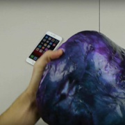 Популярный блогер засунул iPhone 7 в подобие пластилина и заморозил