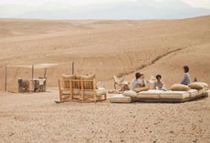 Дизайнер вывезла 35 гендиректоров в пустыню в Марокко и отобрала у них смартфоны ради «детоксикации»