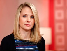 Директрису Yahoo обвиняют в растрате миллиардов долларов