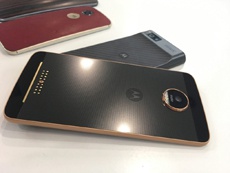 В Сети появилась фотографии Moto Z Play с аксессуарами Moto Mod