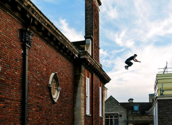 Экстремал стал звездой интернета после прогулки по крышам Кэмбриджа