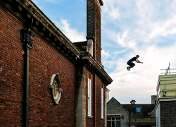 Экстремал стал звездой интернета после прогулки по крышам Кэмбриджа