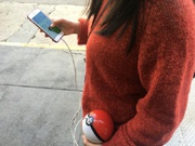 Внешний аккумулятор-покебол зарядит смартфон во время игры в Pokemon Go
