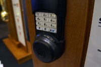 Смартфон, закрой за пользователем дверь