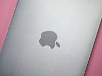 Фанатка Apple превратила свое портфолио в бумажный MacBook