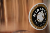 Первую партию вина Питта и Джоли можно приобрести через интернет