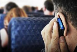 Европа разрешила пользоваться мобильными в самолетах