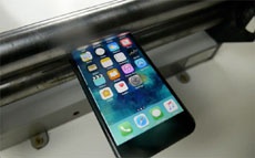 Американец расплющил iPhone 7 валами для пресса