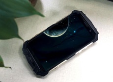 Aermoo F1: первый в мире защищенный смартфон с безрамочным дисплеем