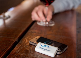 iPhone превратили в алкотестер