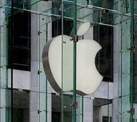 Экс-работники Apple подали в суд за потраченное на обыски время
