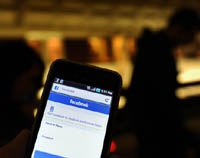 Facebook впервые после IPO продаст акции. Марк, нужны деньги?