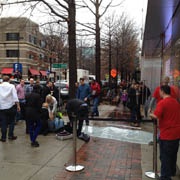 Дверь Apple Store едва не убила мужчину