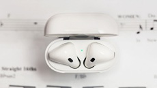 Владельцы AirPods жалуются на случайные отключения наушников при разговоре