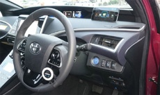 Японцы создали автомобильный контроллер с креплением на руле для управления iPhone