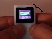 Голландский программист создал Game Boy размером с брелок для ключей