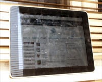 Отпечатки пальцев на экране iPad как… искусство