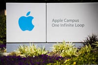 Apple обязала руководство компании держать большую часть своих доходов в акциях