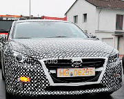 В сети появились шпионские снимки интерьера новой Mazda3