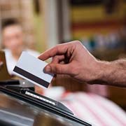 Как безопасно использовать банковскую карту