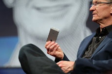 По словам Тима Кука, людям все сложнее обходиться без смартфонов