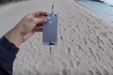 Рыбак поймал лосося на iPhone