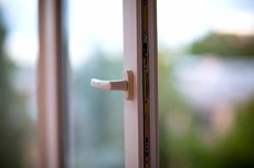 На Донетчине 15-летняя девушка выбросилась из окна выполняя задание из соцсети