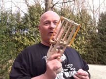 Мужчина смастерил рогатку с презервативами ради денег Билла Гейтса