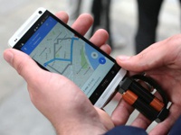 Nipper использует энергию "пальчиковых" батареек для зарядки смартфона