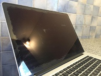 Владельцы MacBook Pro жалуются на отслоение антибликового покрытия дисплея