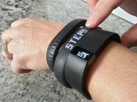 Фитнес-трекеры в 4 раза популярнее "умных" часов