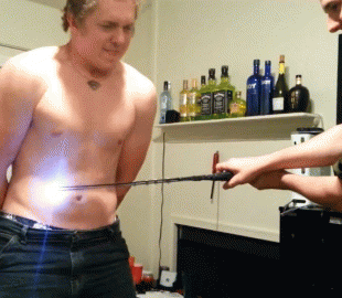 Студент собрал и испытал на себе меч-электрошокер, породив ВИДЕОхит YouTube