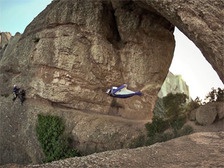 Хит Интернета: Экстремал пролетел со свистом сквозь "щель Бэтмена"