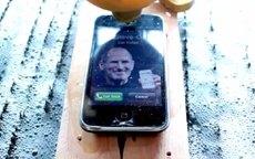 iPhone распилили струей воды