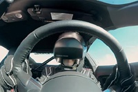 Гонщик прокатился на спорткаре в шлеме виртуальной реальности