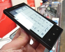 Onyx Midia InkPhone: телефон с «электробумажным» экраном